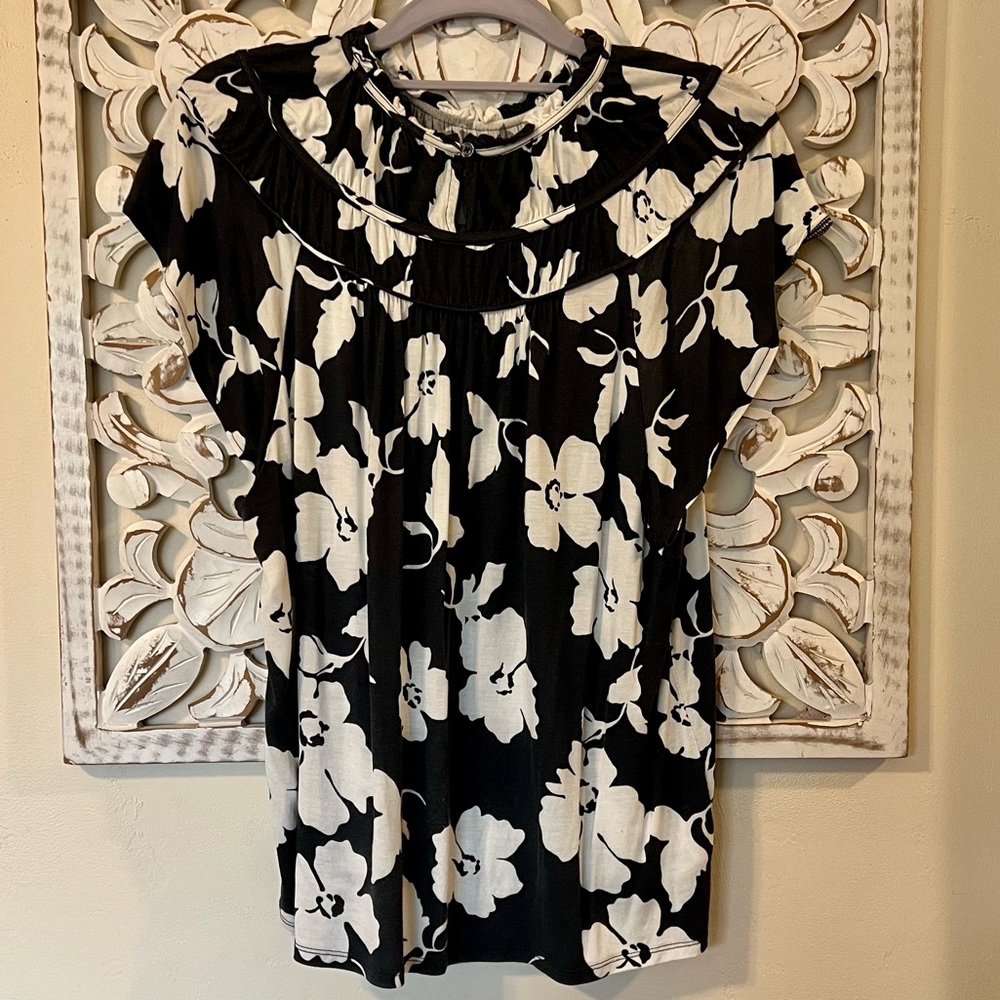 Loft Outlet Gray & White Floral Top with Neckline Detailing and Flutter Sleeves